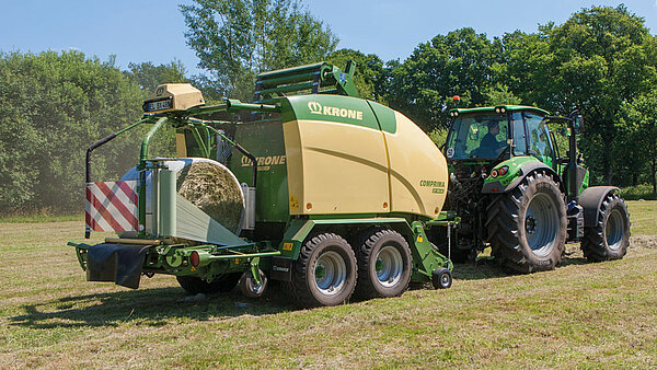 The semi-variable combination baler and wrapper Comprima CF 155 XC