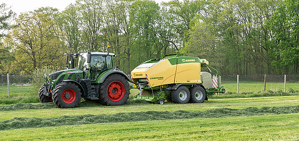 Moisture measurement for round balers